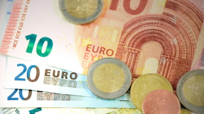Deprecierea leului prinde viteză: euro trece de bariera istorică de 5 lei. "Cursul va reflecta modificarea aversiunii la risc a investitorilor"