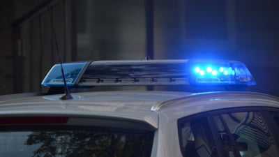 Doi agenți de la IPJ Prahova au permis unei mașini să încalce regulile de circulație și chiar i-au deschis drumul. Conducerea Poliției i-a felicitat