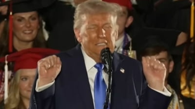 Donald Trump, reacții comice după un concurs feminin: ”S-o fac sau nu? Știu că voi avea probleme cu soția...” VIDEO