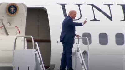 Donald Trump s-a împiedicat pe scările Air Force One. Nici Marco Rubio nu s-a descurcat mai bine la urcare VIDEO