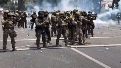 Donald Trump scoate Garda Națională în stradă, după protestele din Los Angeles. Gaze lacrimogene şi grenade zgomotoase au fost folosite pentru a dispersa protestatarii VIDEO