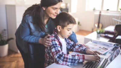 Două familii din Oradea, trimise în judecată după ce și-au retras copiii din școala de stat și i-au înscris la homeschooling în SUA