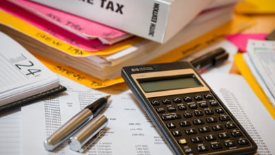 Economia României a stagnat în primele trei luni ale anului față de trimestrul precedent. Bugetul pentru 2025 este construit pe un avans de 2,5%