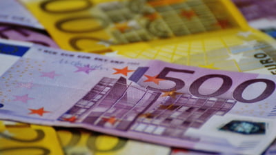 Euro a ajuns la cel mai ridicat nivel față de dolar din ultimii patru ani. Motivele avansului luat de moneda europeană
