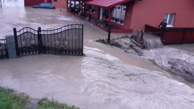 Evacuare preventivă din calea inundațiilor în Covasna. Aproape 140 de persoane și-au părăsit locuințele după anunțul hidrologilor de cod roșu