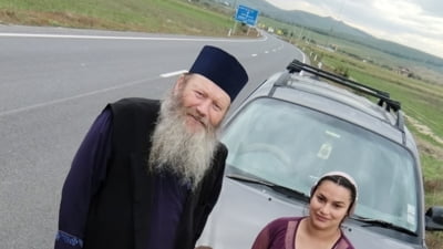 Faptă bună lăudată de un preot. Cu mașina stricată, pe marginea drumului, singurii care l-au ajutat au fost o familie de romi FOTO