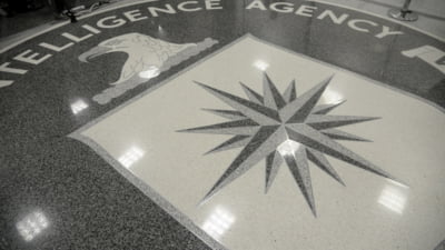 Focuri de armă în fața sediului CIA. Un șofer a intrat cu mașina în poarta de securitate și a fost împușcat FOTO