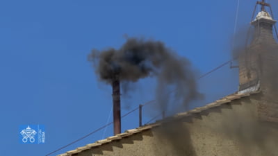 Fum negru după a treia încercare a conclavului de a alege un nou papă. Două voturi eșuate în aceeași zi
