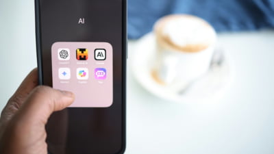 Google atacă ChatGPT cu un model de inteligența artificială ce va putea fi utilizat în mod gratuit. Cum îi va ajuta pe utilizatori și unde se regăsește
