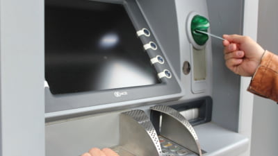 Guvernanții vor să introducă o nouă taxă. Românii ar urma să plătescă pentru fiecare tranzacție bancară pe care o fac