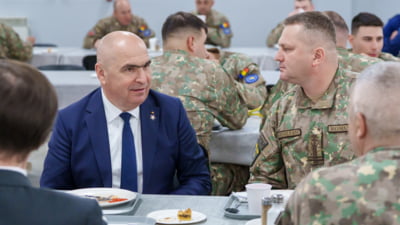 Ilie Bolojan a luat cina cu militarii români din Bosnia şi Herţegovina, după ce a vizitat Misiunea Militară a Uniunii Europene, preluată de România