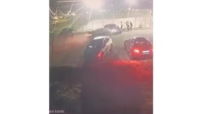Imaginile momentului în care un șofer a intrat cu mașina într-un grup de tineri, în Caraș-Severin. Trei persoane au ajuns la spital VIDEO