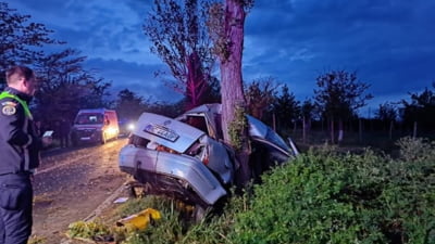 Impact mortal în Vaslui. Un tânăr de 20 de ani și-a pierdut viața după ce a intrat cu mașina într-un copac. Prietenul lui de 16 ani este în comă