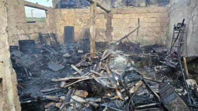 Incendiu devastator la o hală dintr-o localitate din Galaţi. Pompierii au intervenit timp de patru ore pentru stingerea flăcărilor