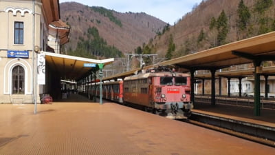 Incendiu la un tren oprit în gara Sinaia. 120 de călători au fost evacuați