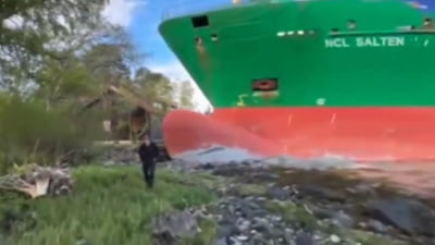 Incident neobișnuit: Un bărbat a descoperit un vapor uriaș în grădină. „Era atât de ireal” FOTO/VIDEO