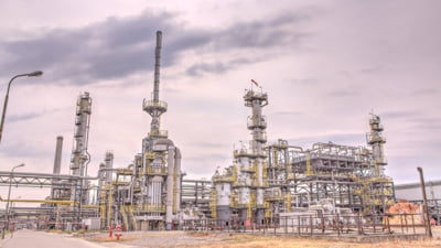 Incident periculos la rafinăria Petrobrazi. 9 oameni în pericol de moarte, după ce s-au intoxicat cu monoxid de carbon și hidrogen sulfurat. Ce s-a întâmplat