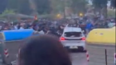 Incidente dramatice înainte de derby-ul Espanyol - Barcelona. O mașină a intrat în mulțime VIDEO