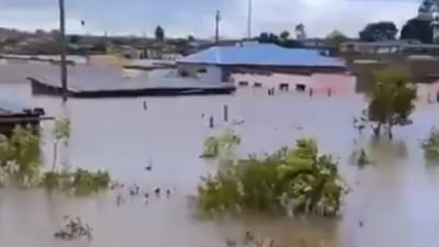 Inundații devastatoare în Africa de Sud. Șapte persoane au murit, iar un minibuz care transporta elevi a fost luat de ape FOTO/VIDEO