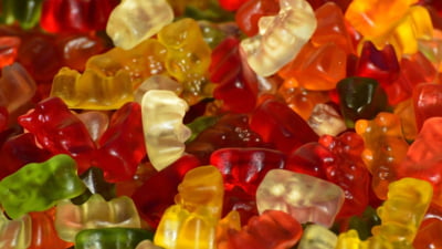 Jeleurile cu vitamine pentru copii conțin mai mult zahăr decât bomboanele. Șapte mărci, analizate într-o investigație: "Cele mai bune intenții ale părinților sunt exploatate"