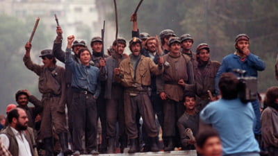 Jumătate dintre români nu știu ce a fost Mineriada: Votanții AUR, pe ultimele locuri la cunoștințe, dar pe primele la proteste