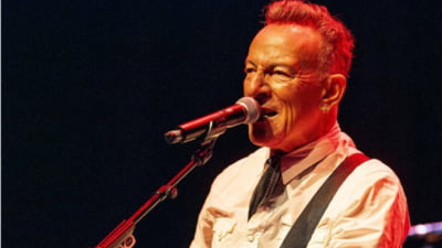 Legendarul muzician Bruce Sprinsgteen a lansat un album live în care îl critică pe Donald Trump
