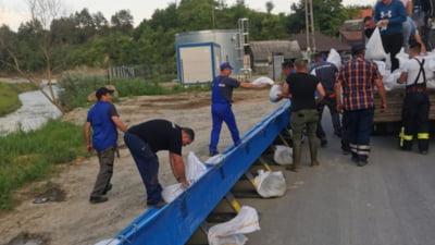 Măsuri de urgență la Salina Praid: Autoritățile au construit o linie de apărare pentru a proteja casele de viitura formată pe pârâul Corund FOTO/VIDEO