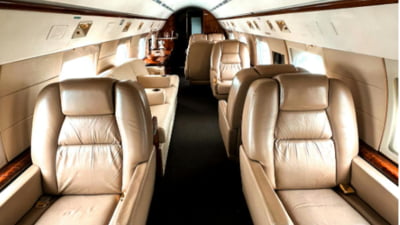 Măsuri noi anunțate de o companie aeriană: Călătorii trebuie să țină la vedere un obiect folosit frecvent în avion