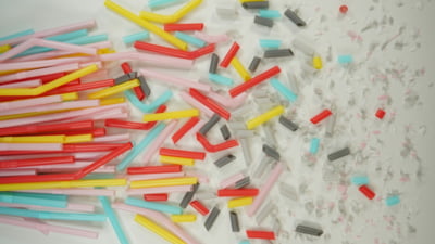 Măsurile luate de o cercetătoare care studiază microplasticele toxice: "Iată cum mă protejez pe mine și pe copiii mei acasă"