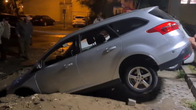 Mașină înghițită de o surpare de teren în Capitală. Care a fost cauza incidentului FOTO/VIDEO