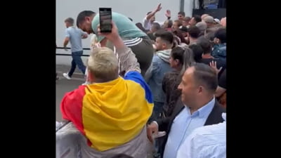 Mai mulți oameni care se aflau la coadă la o secție de vot din Dortmund au sărit rândul pentru a intra în secții. „Pe ei, pe mama lor!” VIDEO