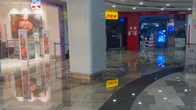Mall din Capitală, închis din cauza furtunii violente. Ploaia torențială a inundat spațiile comerciale VIDEO