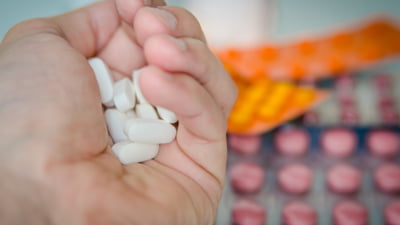 Milioane de oameni iau mai mult de 10 pastile pe zi. Medicii avertizează că efectele pot fi catastrofale: combinațiile de medicamente care trebuie evitate