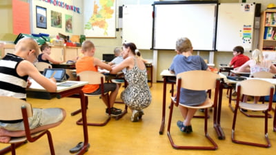 Ministrul Educației a pus ochii pe românii care își înscriu copiii la școală pe baza vizei de flotant. "Regulile trebuie să fie schimbate"
