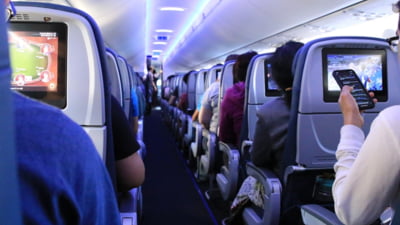 Momente de coșmar pentru pasagerii unei curse internaționale, după ce un călător a încercat să deschidă ușile avionului în timpul zborului