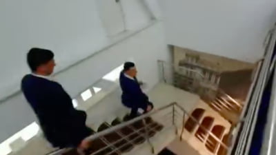 Momentul în care George Simion dă bir cu fugiții, după dezbaterea la care a fost singurul participant. A evitat complet jurnaliștii, în timp ce era flancat de bodyguarzi VIDEO