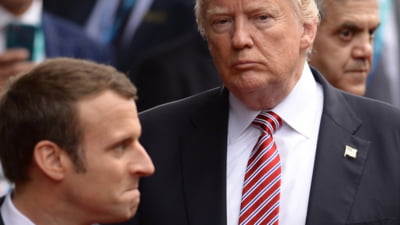 Momentul în care Trump îi dă sfaturi lui Macron după incidentul cu soția sa Brigitte, de pe aeroportul din Hanoi. "Asigură-te că ușa rămâne închisă" VIDEO
