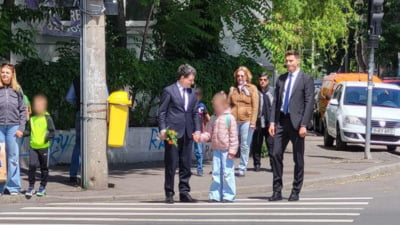 Nicușor Dan și-a dus fiica la școală tot pe jos, în prima zi după ce a câștigat alegerile prezidențiale