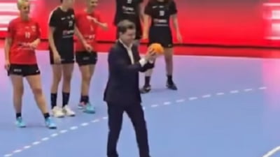 Nicușor Dan a explicat de ce a ratat aruncarea de la 7 metri: ”Nu aveam lipici” VIDEO