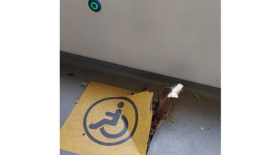O șină a străpuns podeaua unui tramvai din Capitală. Incidentul a blocat două linii de transport