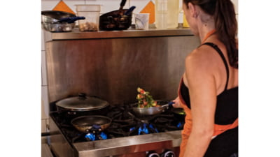 O activitate banală din bucătărie ar putea crește riscul de demență. Avertismentul oamenilor de știință