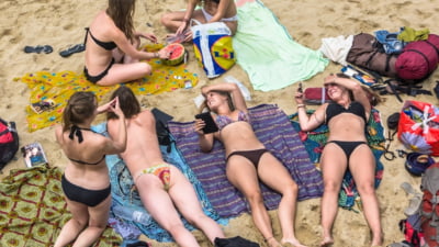 O stațiune foarte populară reduce numărul de șezlonguri pentru a face loc turiștilor care vor să stea pe prosoape