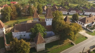 O vloggeriță din SUA relatează vacanța ei în România. I-a primit pe vecinii români cu pastă de usturoi, ca să se apere de vampiri
