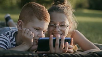 Orașul unde copiii renunță la smartphone: cum o inițiativă a 11 școli a schimbat regulile jocului digital
