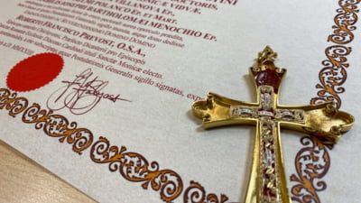Papa Leon al XIV-lea are moaște în crucea pe care o poartă la gât de când a fost ales șef al Bisericii Catolice. Semnificația profundă a noii cruci papale, dezvăluită