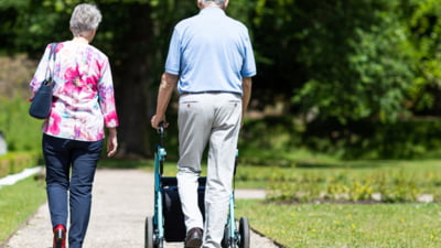 Pensionarii pot merge în continuare la băi pe banii statului. Câte locuri sunt subvenționate pentru 2025 și ce stațiuni sunt în topul preferințelor românilor