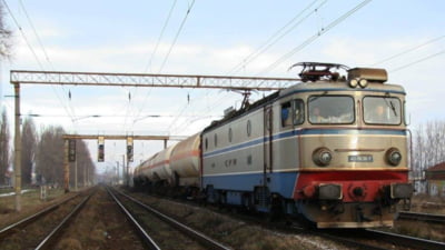 Pericol de explozie, după ce un tren care transportă benzină a deraiat. "Unul din vagoanele deraiate din compunerea trenului de marfă prezintă scurgeri de conţinut"