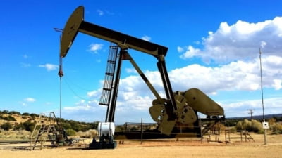 Prețul petrolului a scăzut brusc, după ce Arabia Saudită, Rusia și celelalte țări din OPEC+ au anunțat creșterea producției. Lovitură pentru planurile lui Trump