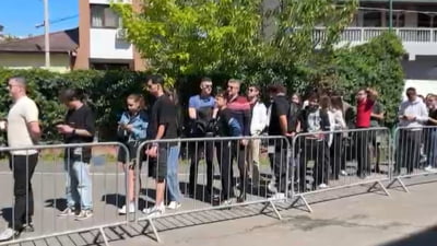 Prezență record la vot în Regie. Studenții stau la coadă câte un sfert de oră pentru a intra în secția de votare