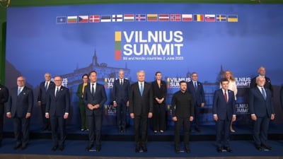 Primele imagini cu președintele României, în prima vizită externă. A fost pus în primul rând la fotografia de grup, exact lângă președintele Ucrainei, Volodimir Zelenski VIDEO